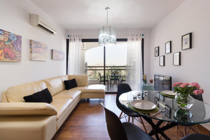 modello di divano in pelle con pouf