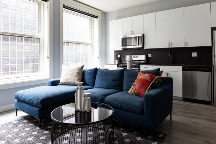 modello di divano con pouf blu all'interno