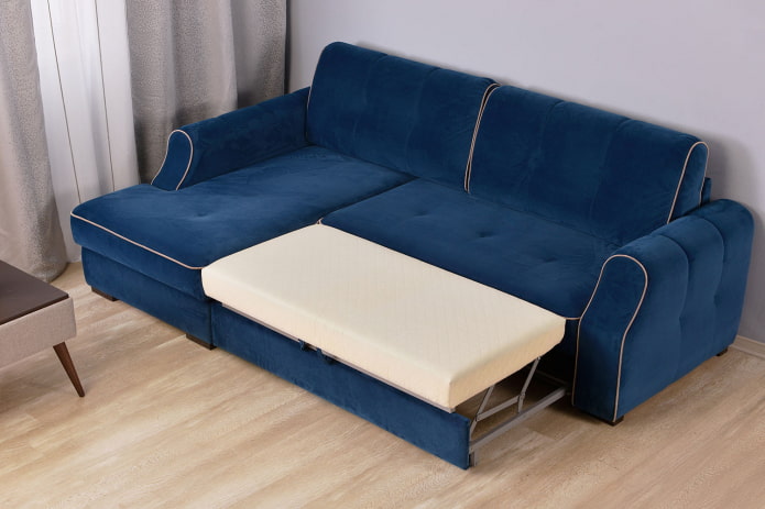 modello di divano pieghevole con pouf all'interno