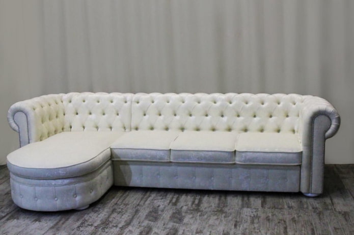 modello di divano con pouf all'interno