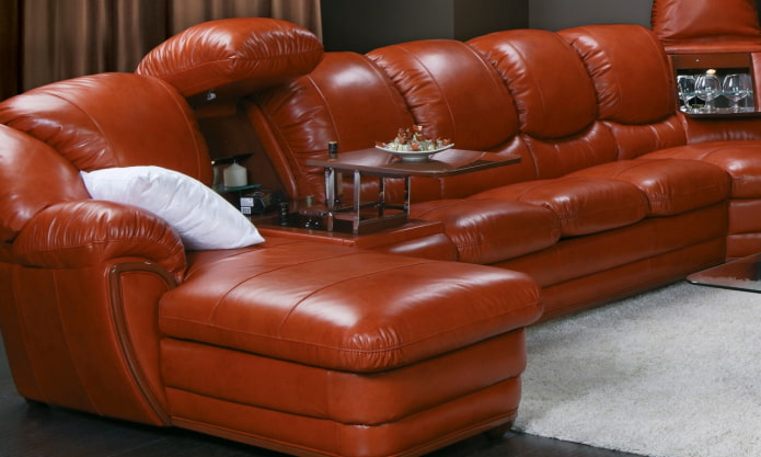 modello di divano con pouf all'interno