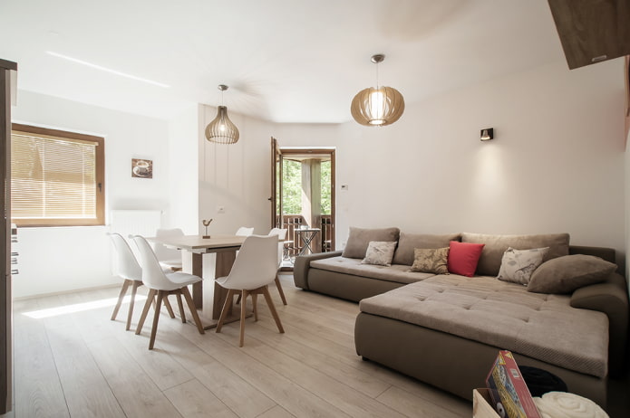 modello di divano grande con pouf all'interno