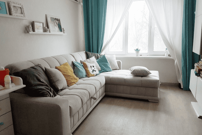 modello di divano con pouf nell'interno della cameretta dei bambini