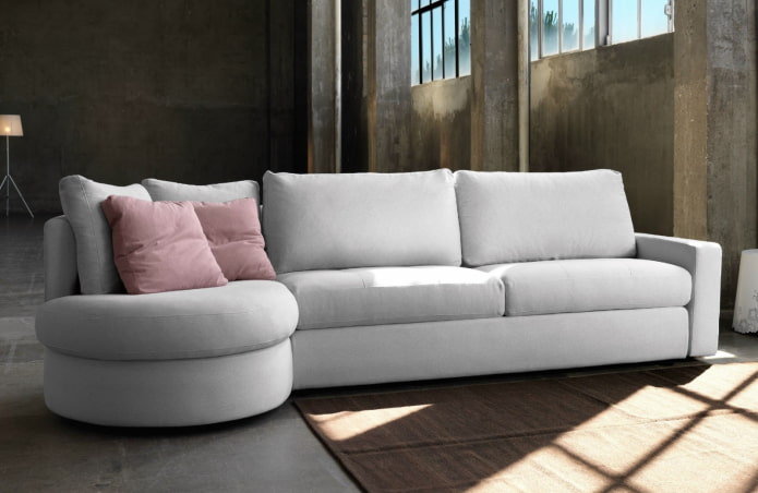 modello di divano con pouf bianco all'interno
