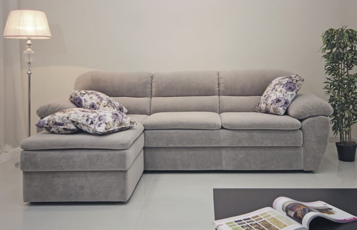 modello di divano con pouf all'interno