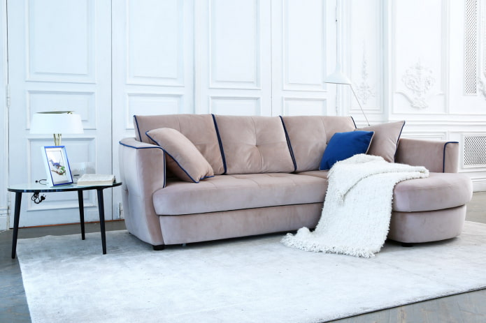 modello di divano con pouf all'interno