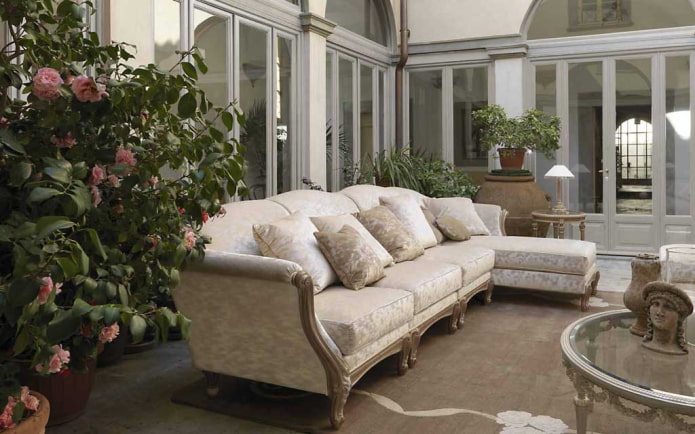 modello di divano con pouf in stile classico