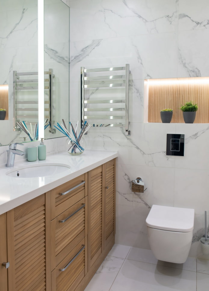 Marmo e legno in un piccolo bagno