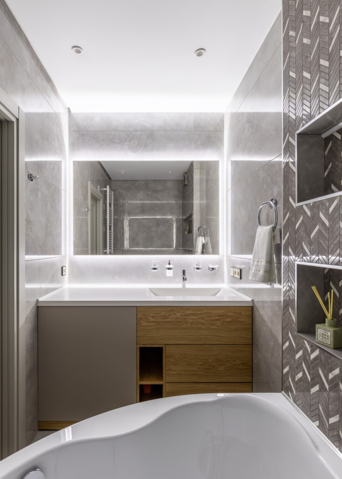 Grande specchio in bagno