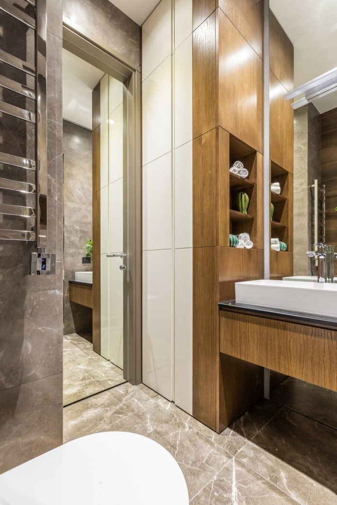 Mobile alto in bagno