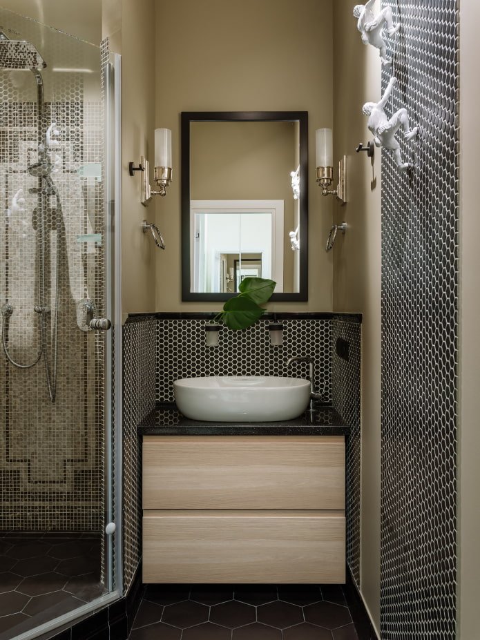 Decorazione con figurine in bagno