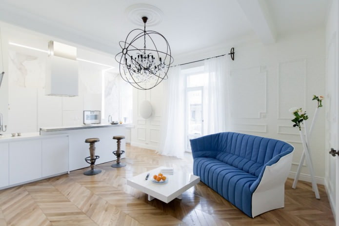 Interno di una cucina-soggiorno combinata con bancone bar