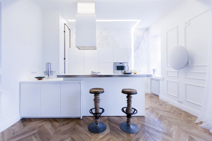 Interno di una cucina-soggiorno combinata con bancone bar
