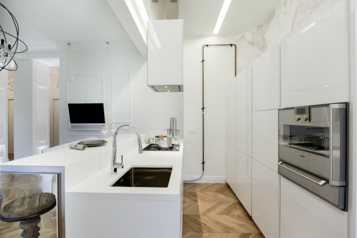 Interno di una cucina-soggiorno combinata con bancone bar