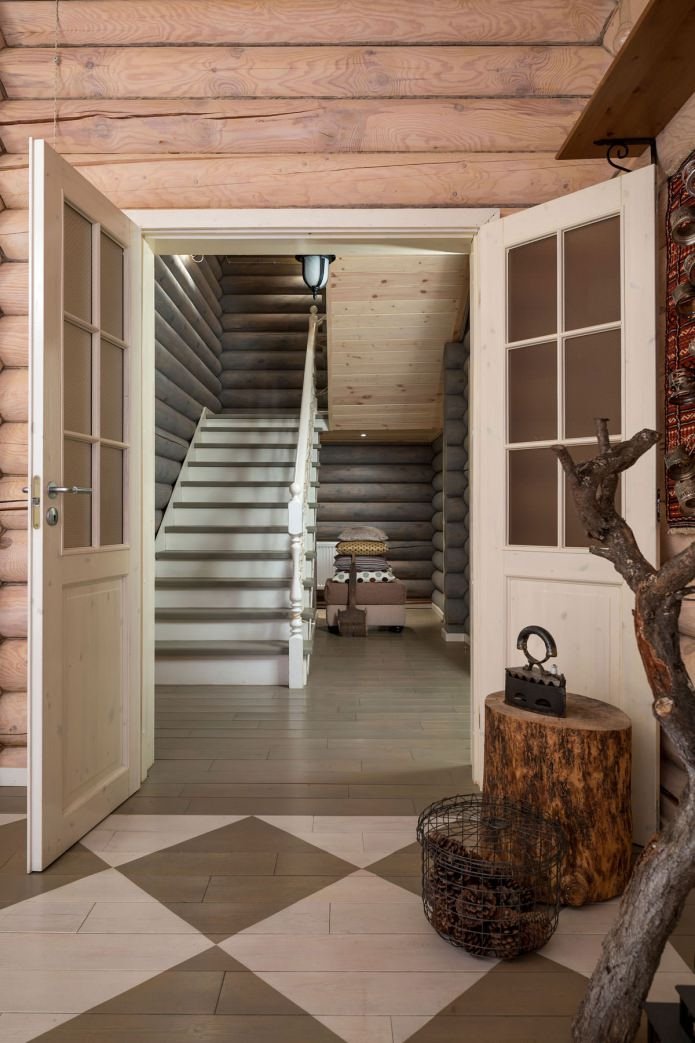 progettazione del corridoio in una casa di tronchi di legno
