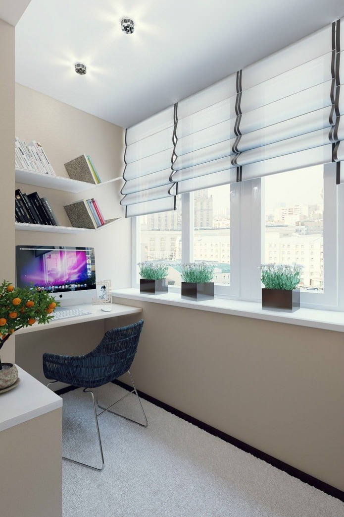 studio sul balcone in un appartamento di due stanze di 50 mq.