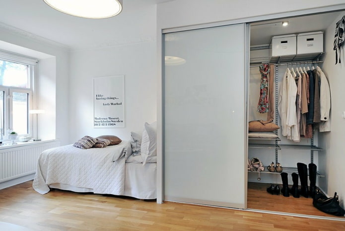 design dell'armadio in una nicchia