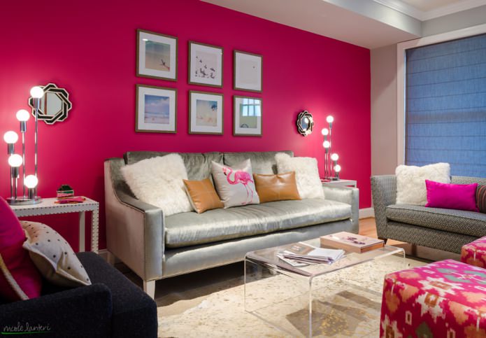 parete rosa nel soggiorno