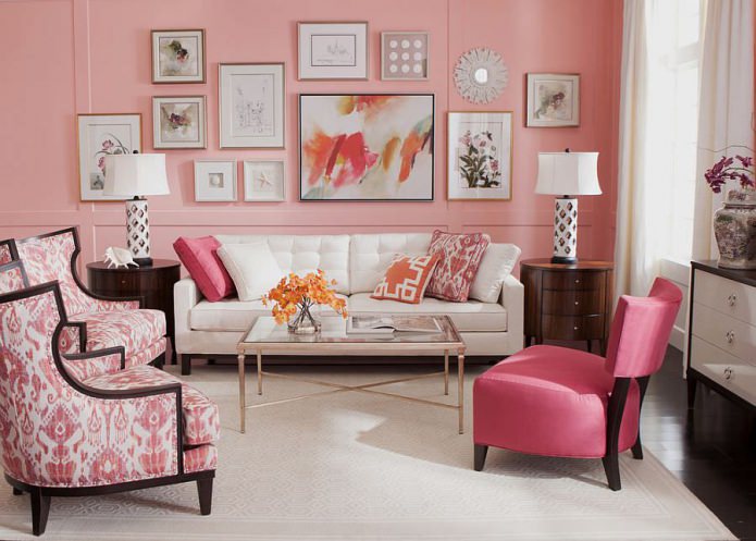 pareti rosa con dipinti
