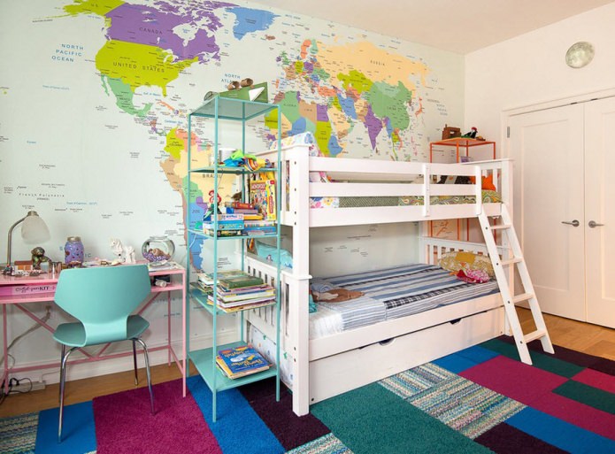 Design della cameretta per bambini con carta da parati fotografica con mappa del mondo