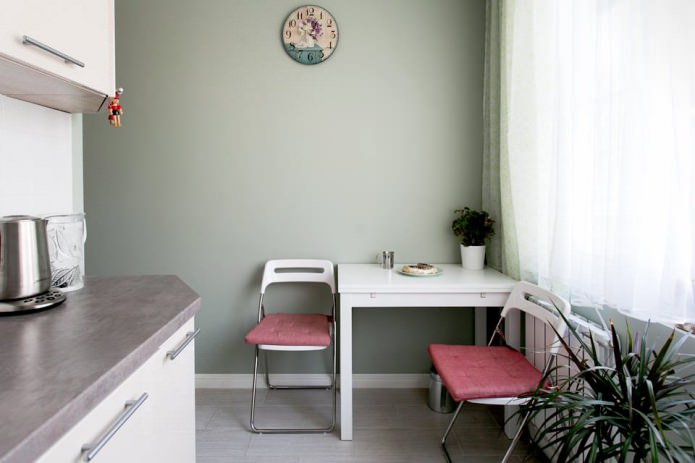 tavolo da pranzo rettangolare nell'interno della cucina