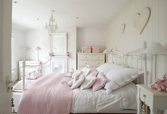 camera da letto bianca e rosa