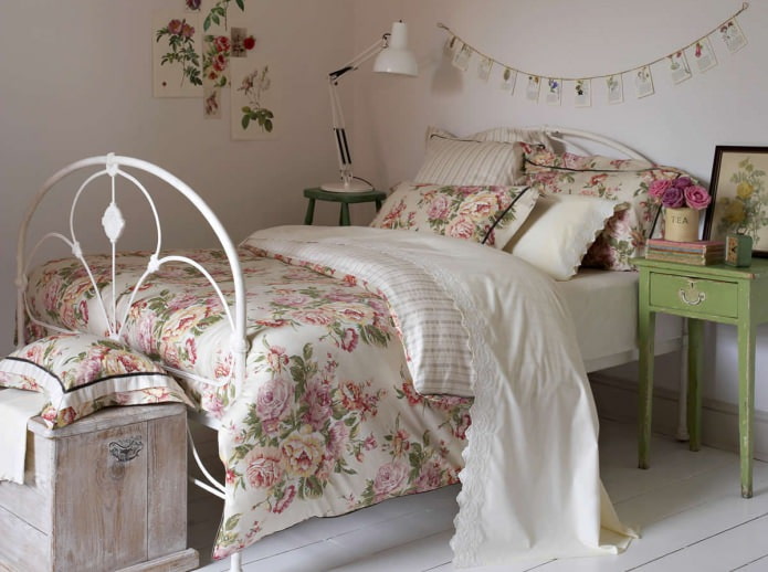 fiori sulla biancheria da letto