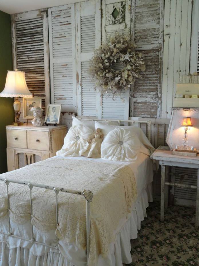 la parete decorativa all'interno della camera da letto è decorata con assi invecchiate