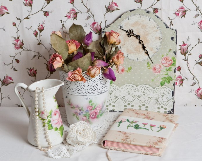 decorazione shabby chic con motivi a rose