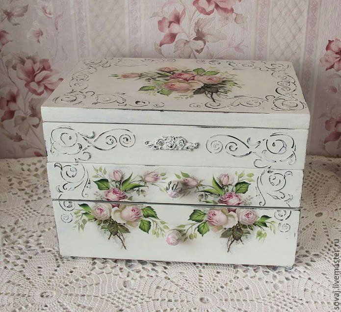 cassettiera decorata con la tecnica del decoupage