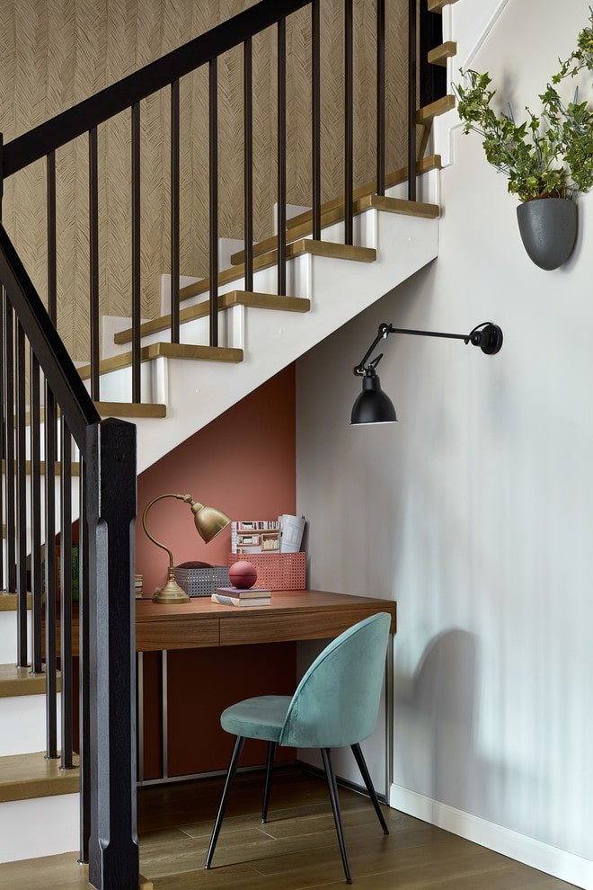 studio sotto le scale all'interno