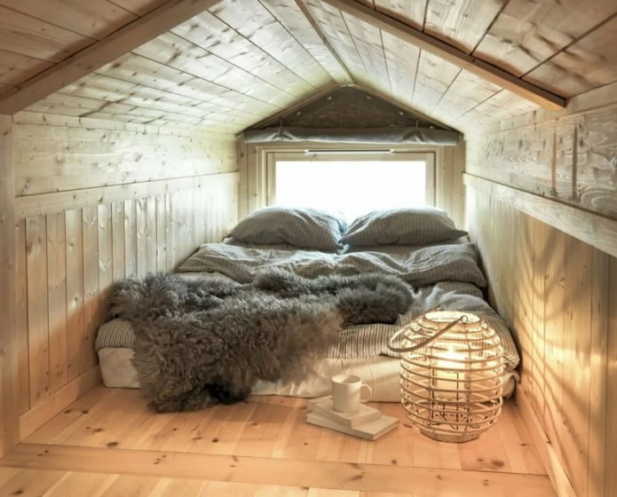 accogliente camera da letto in mansarda