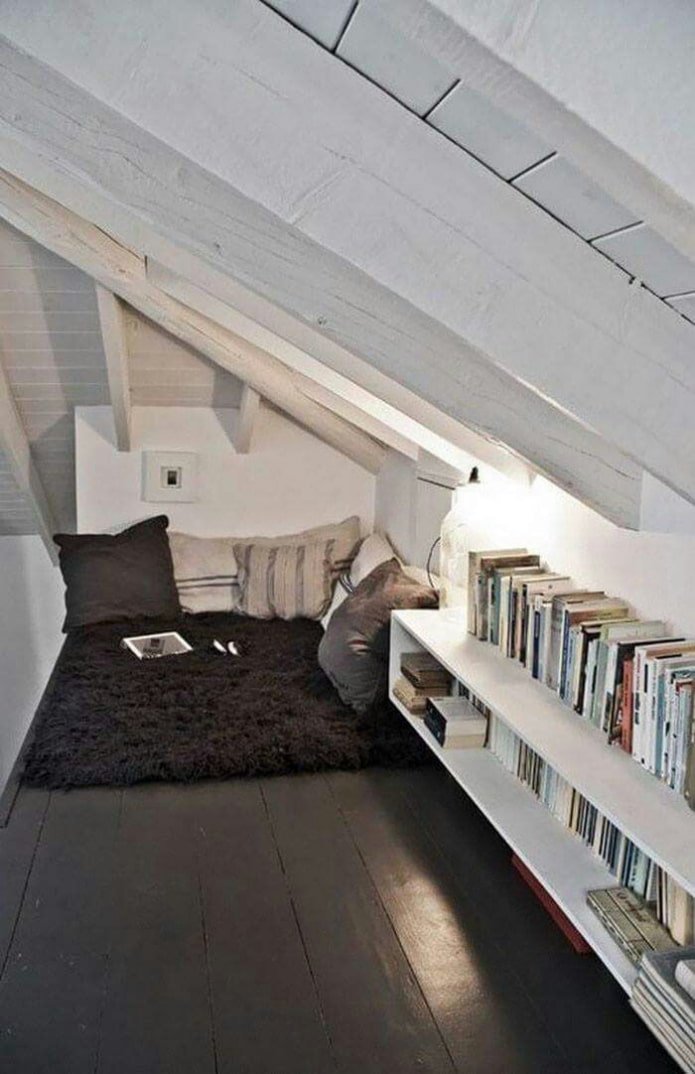 zona relax e libri sugli scaffali