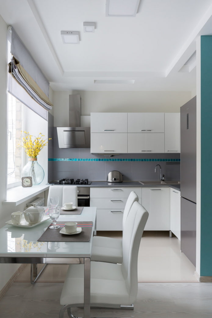 cucina bianca con accenti