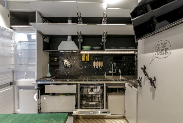 cucina con frigorifero