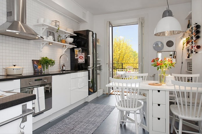 cucina con uscita sul balcone