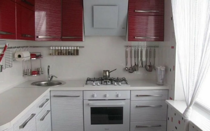 cucina con facciate multicolori