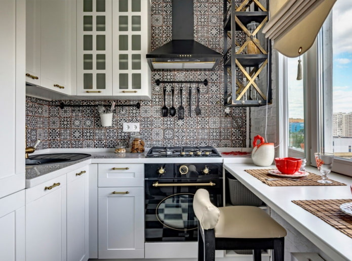 piastrelle fino al soffitto in cucina