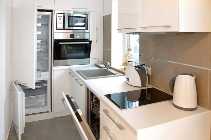 mobile angolare e frigorifero nell'angolo della cucina