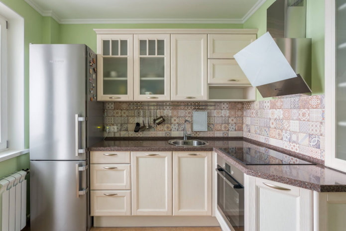 frigorifero in una cucina di 5 m²