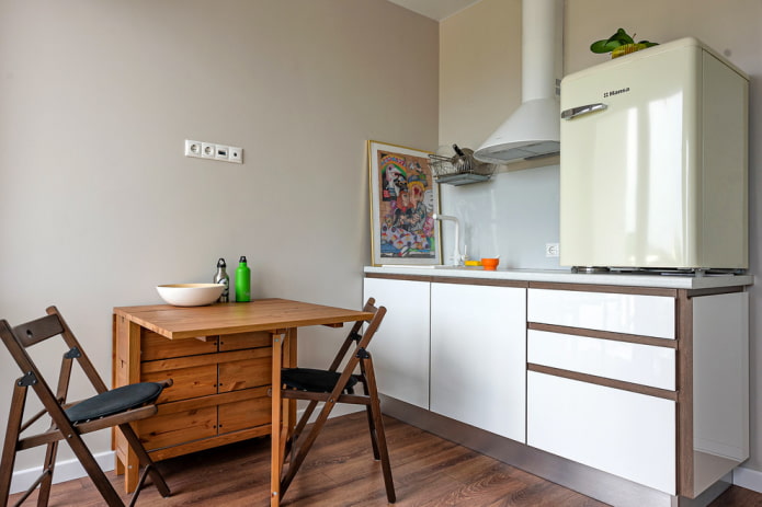 cucina di 6 metri quadrati con frigorifero