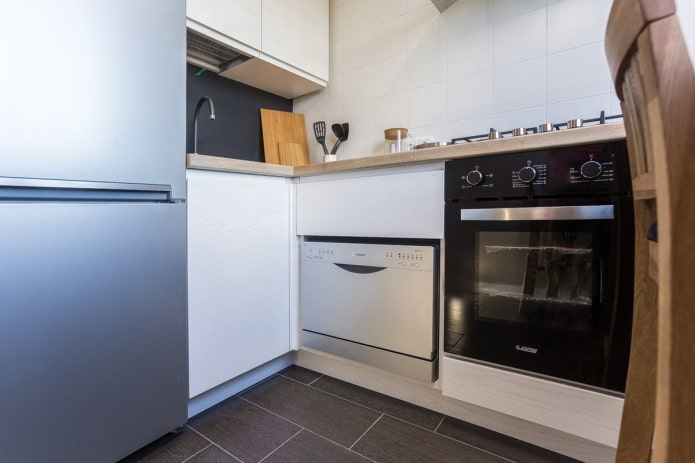 cucina di 6 metri quadrati con lavastoviglie