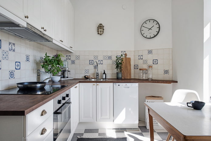 cucina di 6 metri quadrati con lavastoviglie