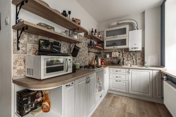 cucina di 6 metri quadrati con scaldabagno a gas