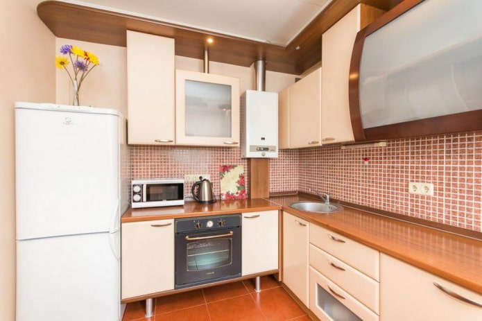 cucina di 6 metri quadrati con scaldabagno a gas