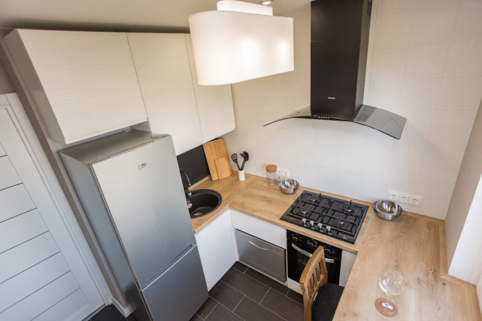cucina di 6 metri quadrati con frigorifero
