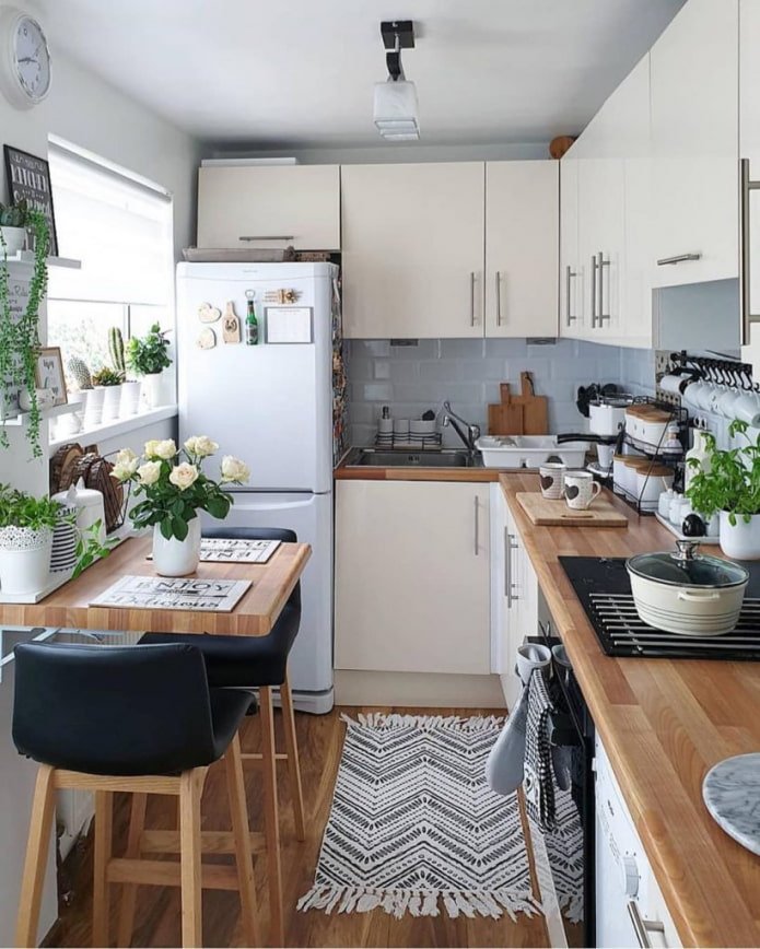 piccola cucina con lampadario