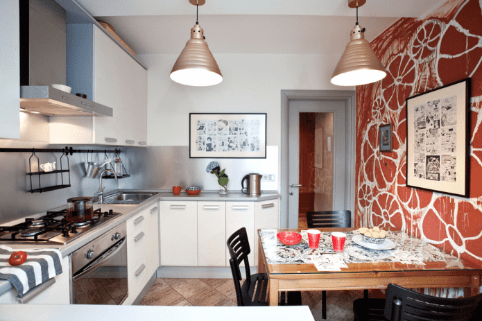 parete decorativa vicino al tavolo da pranzo