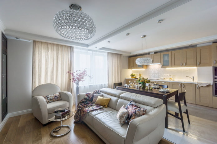 interno di una cucina-soggiorno di forma quadrata