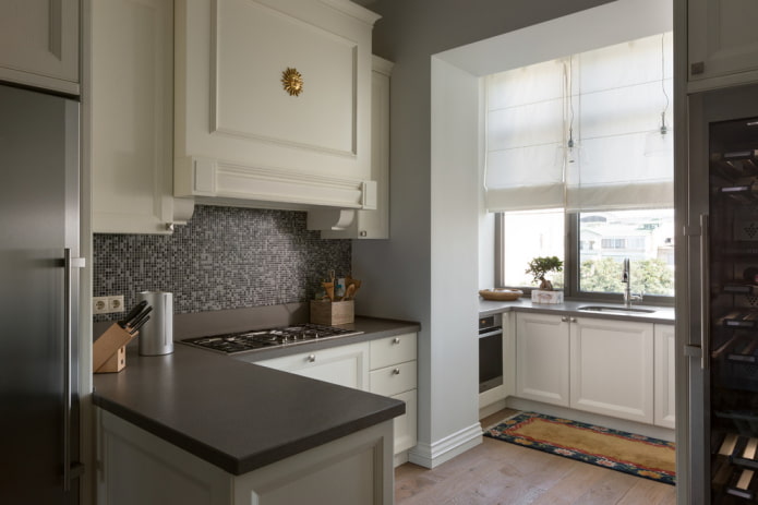 mobili all'interno di una cucina combinata con una loggia